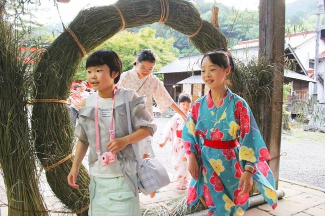 茅の輪をくぐる子どもたち＝島根県津和野町後田、弥栄神社