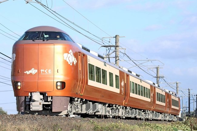 ＪＲ山陰線を試走する新型やくも＝松江市内