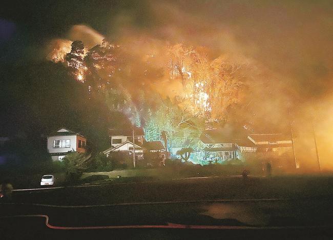 民家の後ろで燃え上がる山〓（?）１日午後７時〓（?）分、松江市島根町加賀