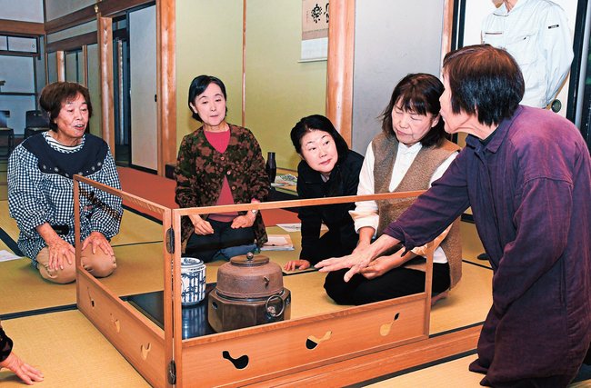 道具の扱い方を確認する三斎流九曜会の会員=松江市外中原町、月照寺