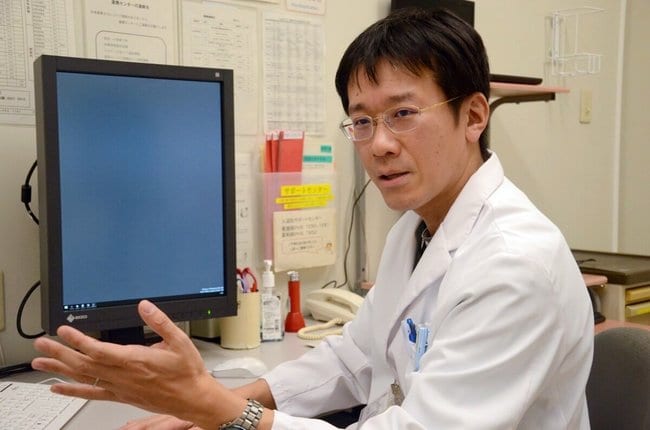 冷えによる不調について説明する奈良井康宏麻酔科医長。痛みの治療を行うペインクリニックの専門医でもある