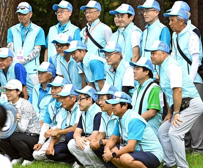 大会を終え、優勝者と記念撮影に収まる昨年のボランティアスタッフ＝２０２３年９月２日、大山平原ゴルフクラブ