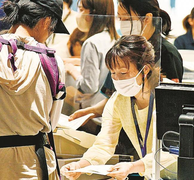 マスクを着けて業務に当たる松江市職員＝同市末次町、市役所