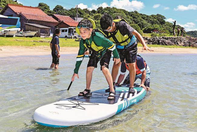 水上スポーツ・ＳＵＰを体験する参加者＝益田市木部町、大谷海岸