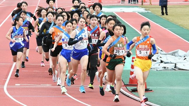 昨年の大会で、一斉にスタートを切った１区の選手＝益田市乙吉町、益田陸上競技場
