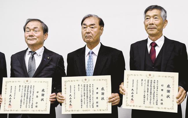 感謝状を手にする（左から）中島守さん、澤田秀樹さん、村田正弘さん＝松江市殿町、島根県庁