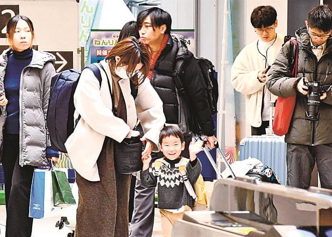 米子駅に到着した帰省客ら＝２９日午前、米子市弥生町、ＪＲ米子駅