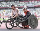 男子１００㍍（脳性まひＴ３３）のレースを終え、笑顔を見せる安野祐平（右）＝国立競技場