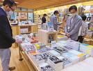 ノンフィクション、医療関係などの書籍が並ぶ店内＝米子市西町、鳥取大医学部付属病院