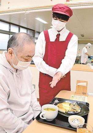 審査員に出雲ピザの説明をする生徒（右）＝出雲市神西沖町、出雲養護学校