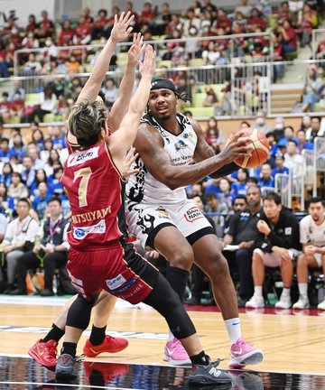 【第５戦・島根ー越谷】第２クオーター、島根のコティ・クラーク（右）が厳しいマークを受けながら攻め込む＝アイル・アリーナウイング・ハット春日部