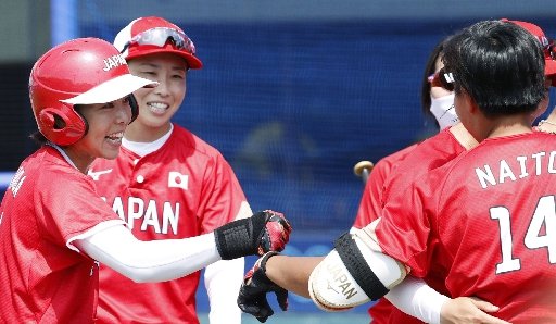 ３回に内藤実穂選手（１４）の勝ち越し２ランで生還し、タッチを交わす原田のどか選手（左）＝福島県営あづま球場