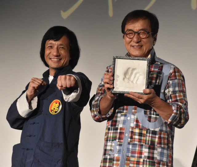 映画『ベスト・キッド：レジェンズ』舞台あいさつに参加した（左から）ジャッキーちゃん、ジャッキー・チェン （C）ORICON NewS inc.