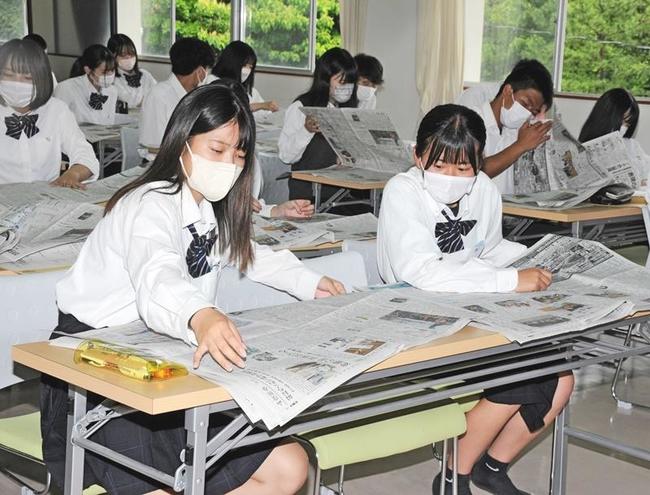 当日の本紙から意見文のテーマとなる記事を探す生徒＝江津市都野津町、県立江津高校