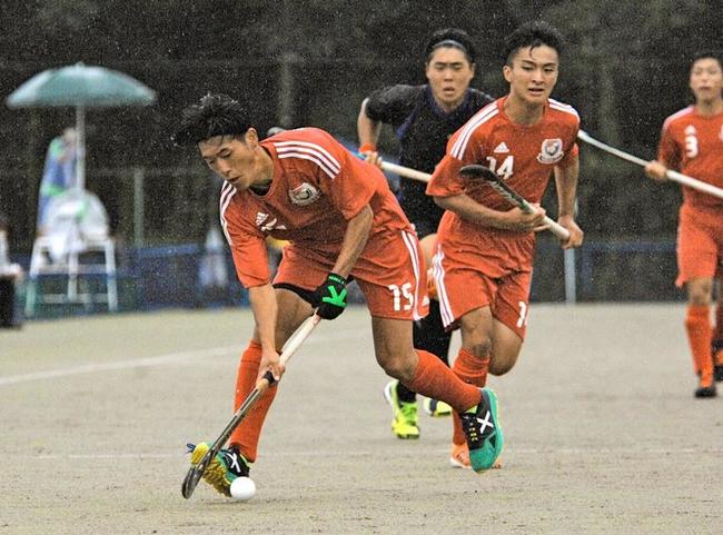 【ホッケー男子３回戦・横田―岐阜総合学園】第３クオーター、パスを出す横田のＦＷ荒木晃平＝小矢部市野外運動広場