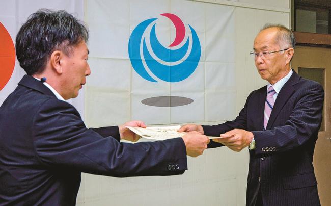 尾﨑靖所長から感謝状を受け取る升谷健さん（右）＝境港市昭和町、国土交通省境港湾・空港整備事務所