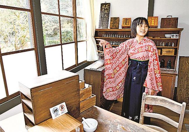 振り袖とはかまを着用し、旧畑迫病院内を見学する来館者