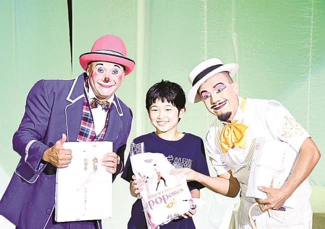 ステージで５万人目の祝福を受ける田辺雫さん（中央）＝松江市学園南１丁目、旧島根県立プール跡地