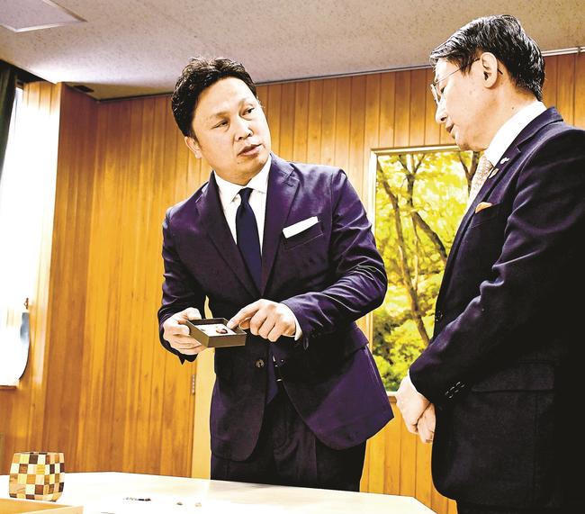 寄せ木細工を紹介する中村建治さん（左）＝米子市糀町１丁目、鳥取県西部総合事務所