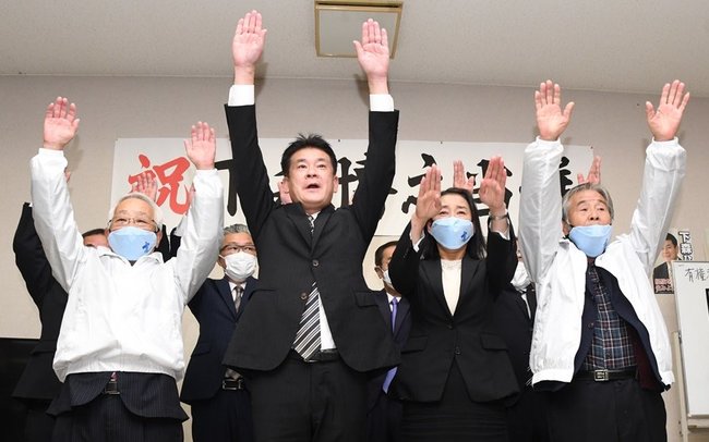4選が決まり、万歳三唱する下森博之氏(前列の左から2人目)=島根県津和野町枕瀬、JAしまね日原支店