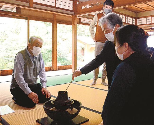 茶席の準備を進める武者小路千家出雲松和会の関係者＝松江市北堀町、明々庵百草亭