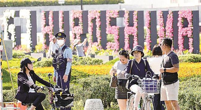 Ｇ７広島サミットの開催を前に、平和記念公園周辺で警戒に当たる警察官＝16日、広島市