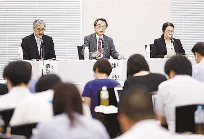 故ジャニー喜多川氏による性加害問題を巡り、調査結果について記者会見する「再発防止特別チーム」の林真琴座長（中央）ら＝29日、東京都中央区