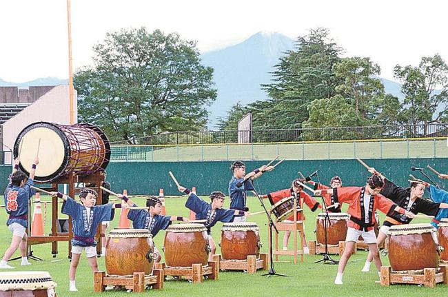 国立公園・大山をバックに開会セレモニーで勇壮な太鼓演奏を披露する、がいな太鼓響子子供連＝米子市車尾、どらドラパーク米子