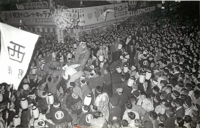 １９６１年に倉吉市内であった「倉吉のじんしょ」（倉吉博物館提供）