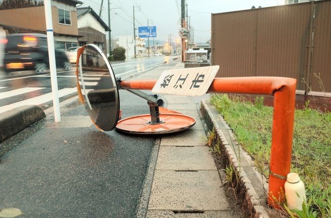 ２０１５年の台風１１号の強風で根本から折れたカーブミラー（資料）