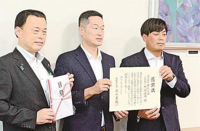 丸山達也知事（左）に目録を手渡し、記念撮影する門脇淳平社長（中央）と津森拓也取締役＝松江市殿町、県庁