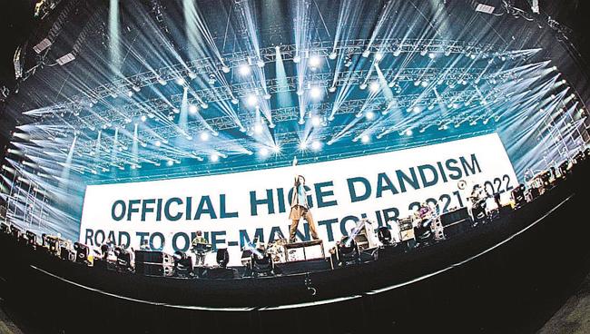 演奏するＯｆｆｉｃｉａｌ髭男ｄｉｓｍのメンバー＝横浜市西区、ぴあアリーナＭＭ（Ｐｈｏｔｏ　ｂｙ　ＴＡＫＡＨＩＲＯ　ＴＡＫＩＮＡＭＩ）