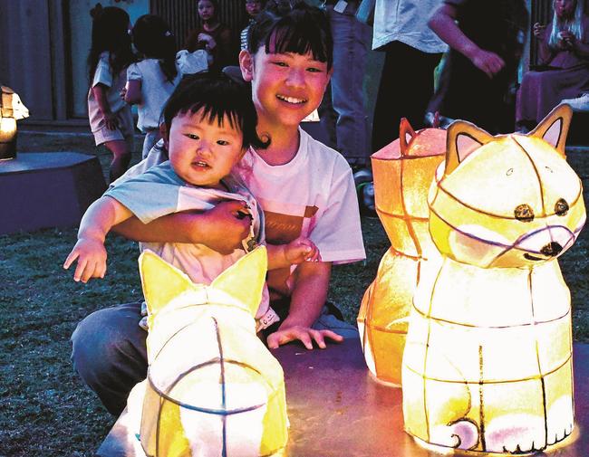 犬の形のあんどんを観賞する来場者＝松江市宍道町宍道、宍道公民館