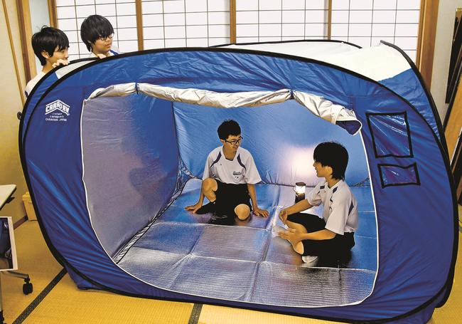 災害時の避難用テントを体験する中学生＝出雲市斐川町福富、久木ふれあいプラザ