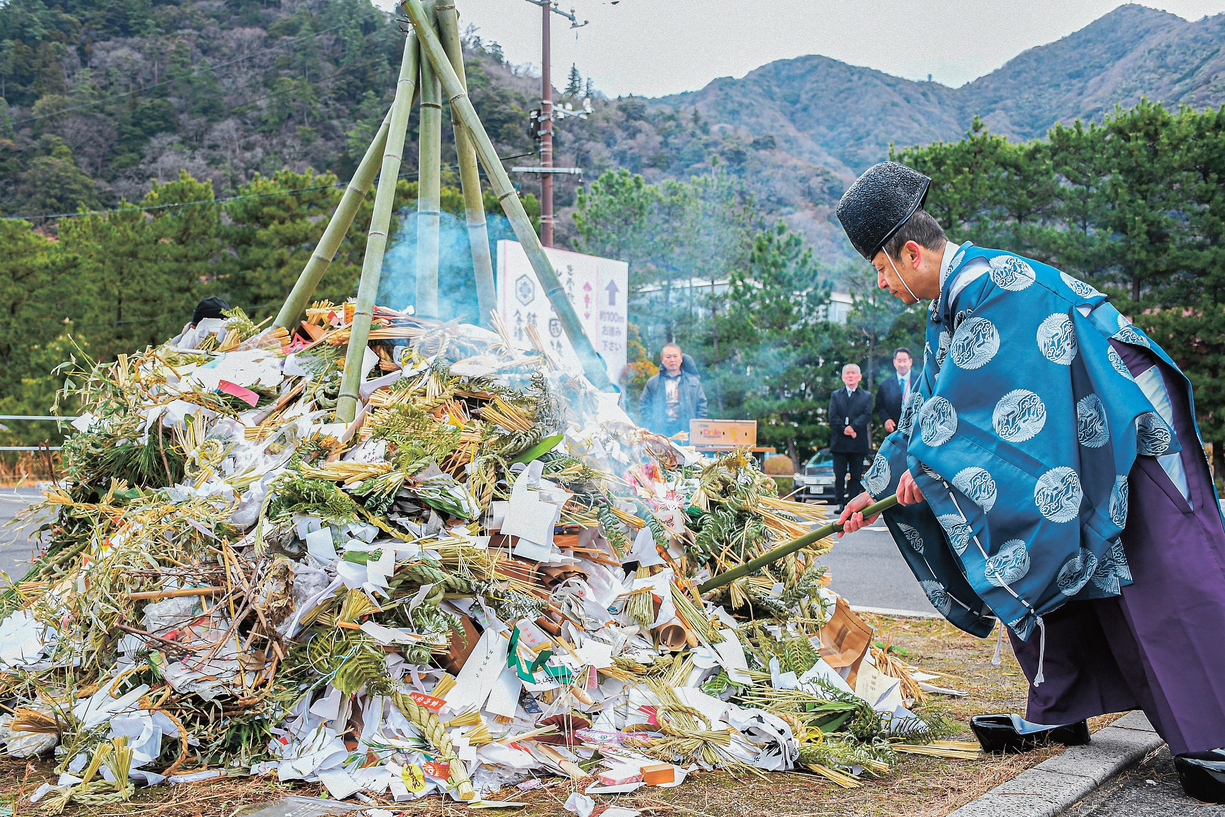 無病息災様 炎に一年の無病息災願う 出雲・大社で「かめやまとんど祭」 神職、御