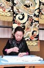 
          
石見神楽衣装の制作を手がける川辺志津枝代表＝浜田市熱田町、福屋神楽衣裳店
        