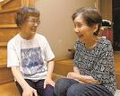 高齢者宅を訪問し、声をかける象谷五十美さん（左）＝出雲市大社町宇龍