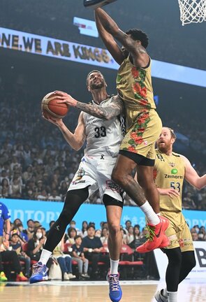 【チャンピオンシップ準々決勝第１戦・島根－琉球】第１クオーター、島根のエヴァンスルーク（左）がシュートを決め、８－１０とする＝沖縄サントリーアリーナ