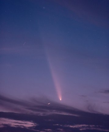 紫色に染まった夕方の空に輝く紫金山・アトラス彗星=13日午後6時半ごろ、鳥取市福部町内(八木谷祐一さん撮影、2秒露光)