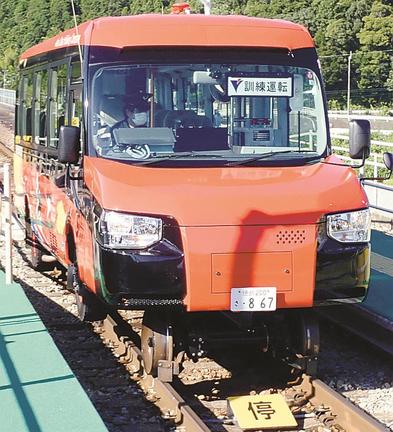 宍喰駅に姿を現したＤＭＶ（デュアル・モード・ビークル）。前部の下に金属製の車輪が下りて、線路をとらえている＝８月５日、徳島県海陽町