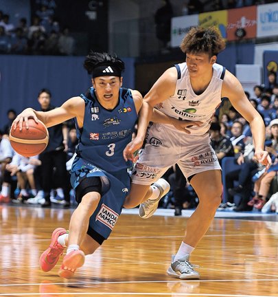 チームを引っ張る安藤誓哉選手（左）