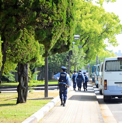 平和記念公園を巡回する警察官＝広島市中区
