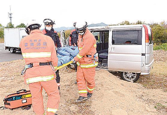 救助訓練に取り組む消防隊員たち＝島根県奥出雲町三成、三成運動公園周辺