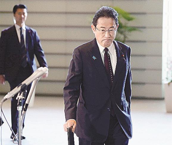 記者団の取材に臨む岸田文雄首相。衆院解散・総選挙の年内実施を見送る意向を固めた＝９日午前、首相官邸