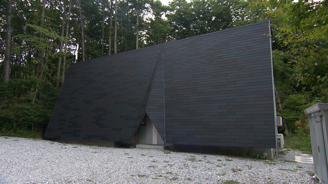 22日放送『住人十色』＝家は窓が1つもない、完全に閉ざされた形の不思議な外観（C）MBS