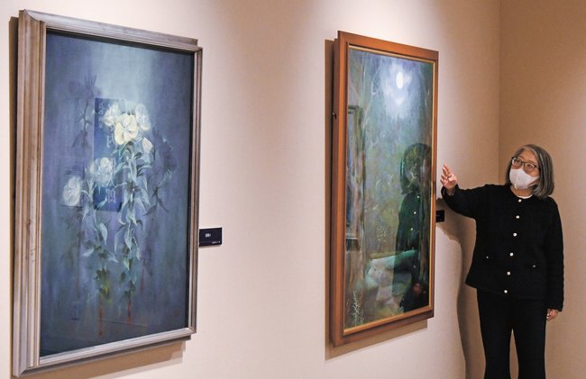 安来市ゆかりの作家の作品を紹介する千葉潮館長＝安来市広瀬町布部、加納美術館