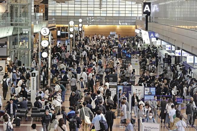 旅行客らで混雑する羽田空港の国内線出発ロビー＝４月27日