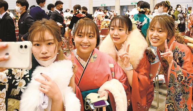 振り袖姿で旧友と記念撮影する松江市の「はたちの集い」の出席者＝同市学園南１丁目、くにびきメッセ