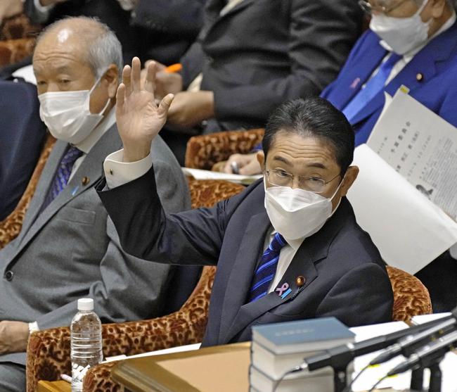 衆院予算委で答弁のため挙手する岸田首相＝２５日午前