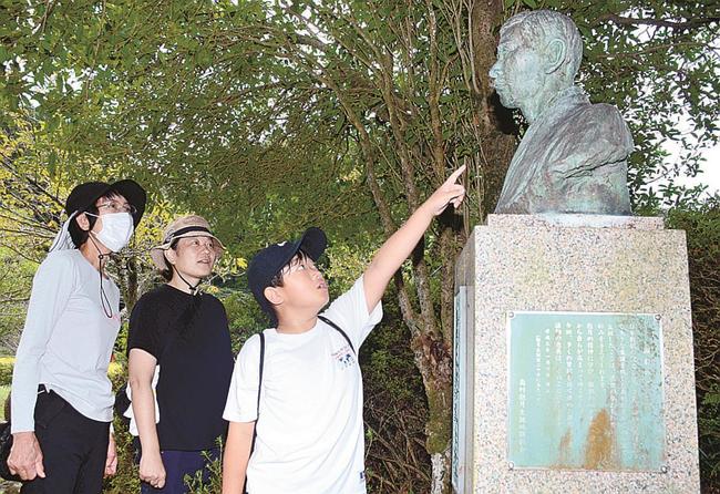 島村抱月の胸像を眺める参加者＝浜田市金城町小国、島村抱月生誕地顕彰の杜公園